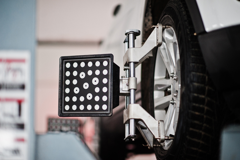 Wheel alignment equipment on a tire